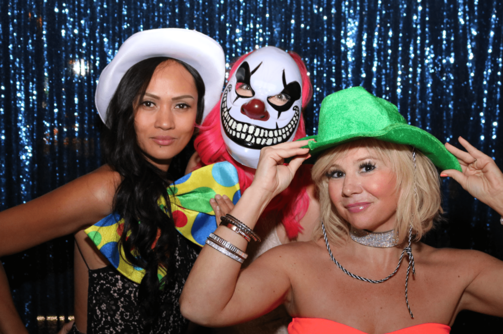 Toronto Photo Booth Rental Is Great For Family Fun-min