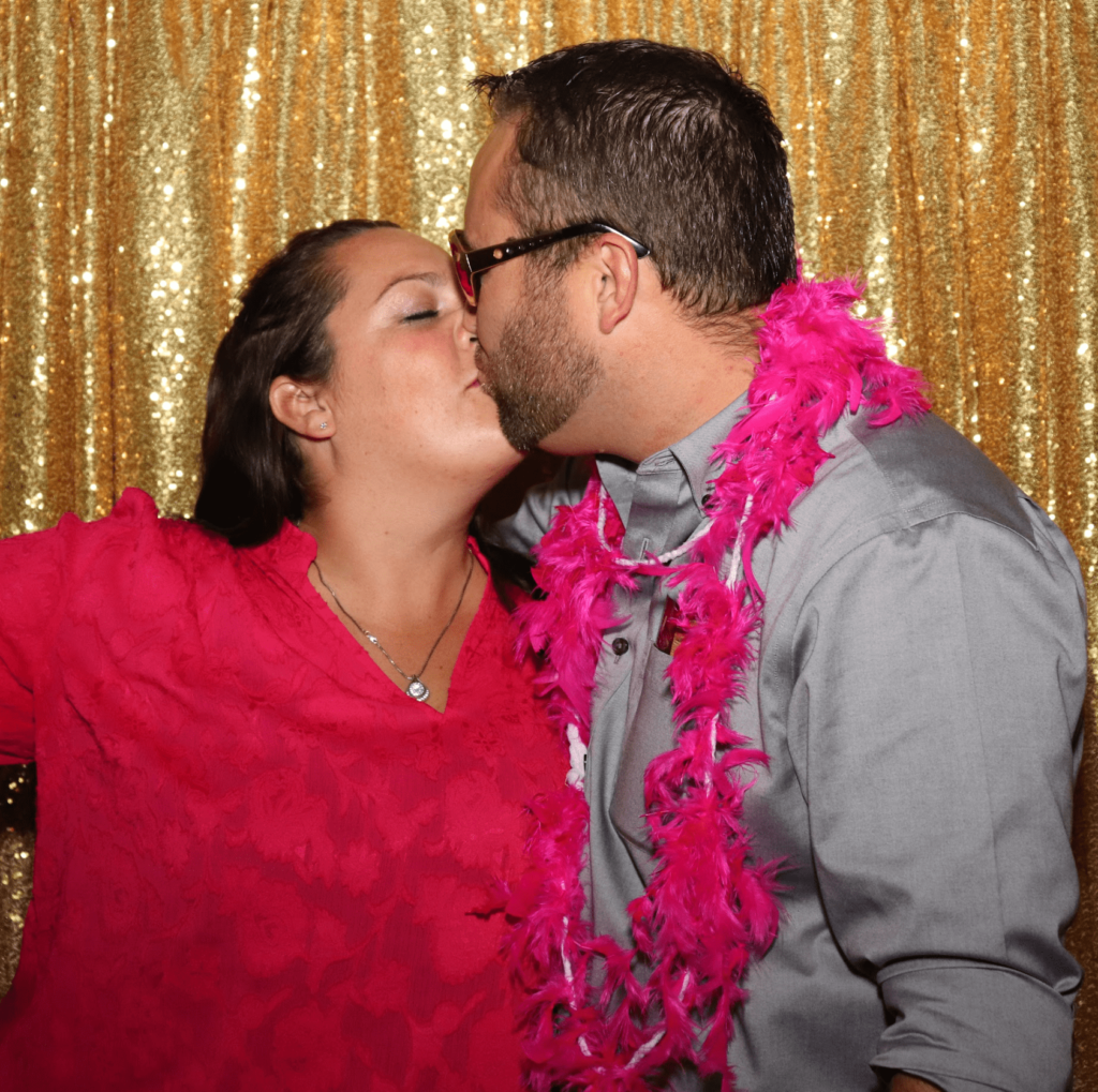 Couple kiss - Etobicoke Photo booth-min