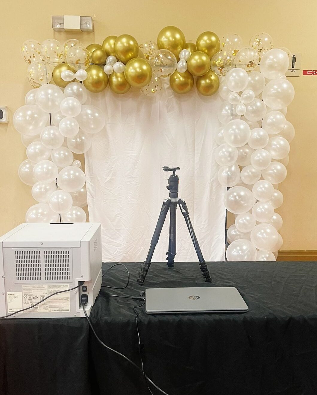 photo booth with balloon arch