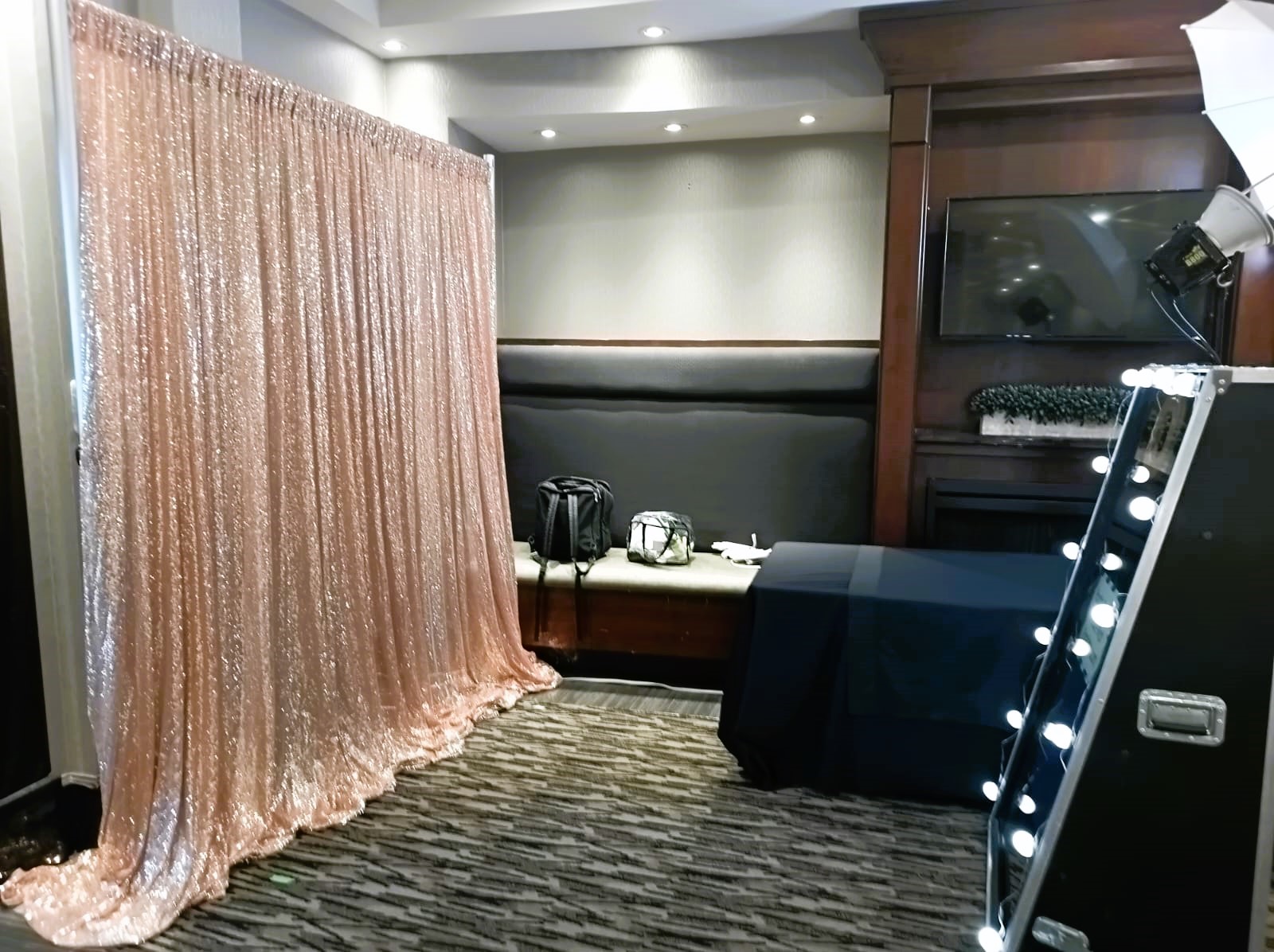 Mirror Me Brampton Photo Booth For Rent